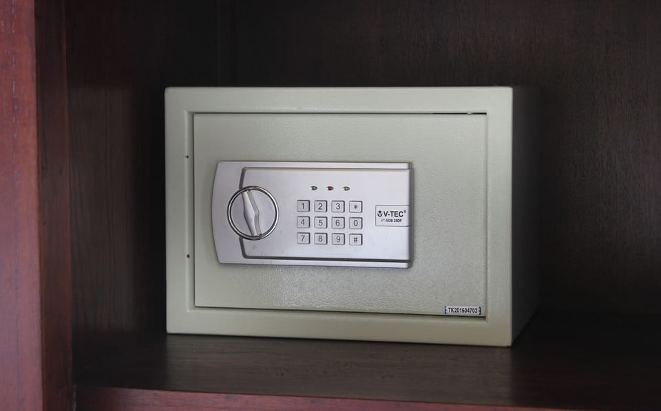 2 bedrooms, in-room safe, desk, blackout drapes