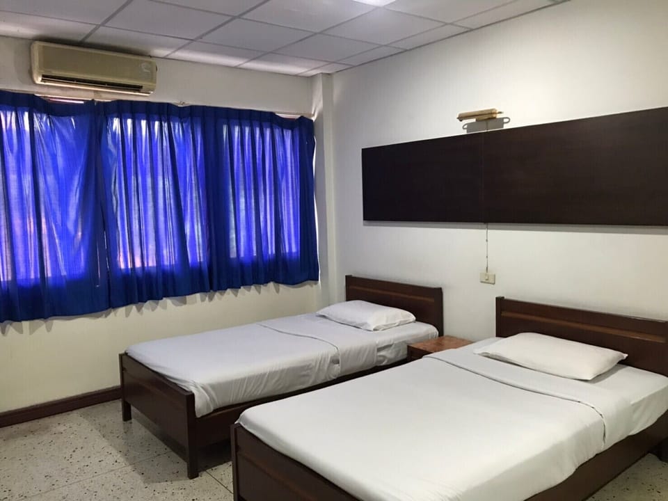 Economy Room | Desk, free WiFi