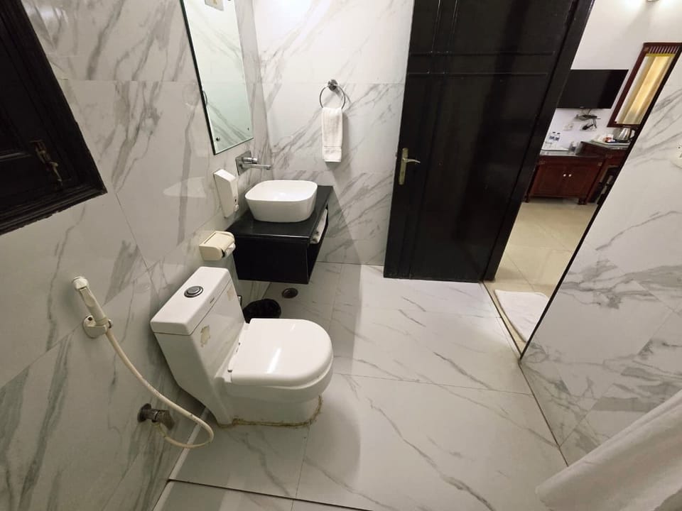 EXECUTIVE ROOM | Bathroom | Shower, free toiletries, slippers, towels