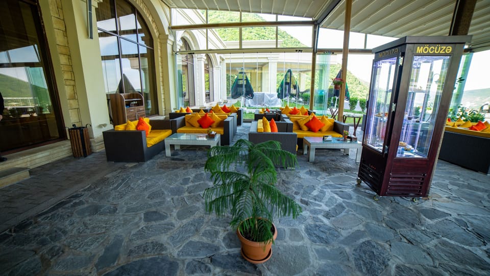 Lobby lounge