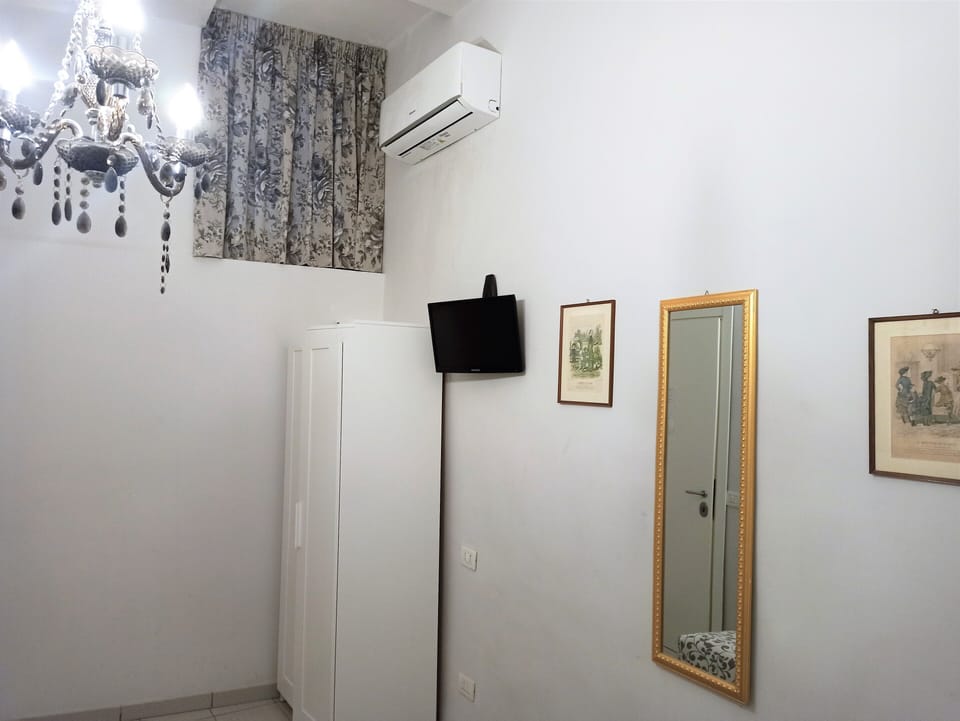 Economy Double Room | Desk, laptop workspace, soundproofing, WiFi (free)