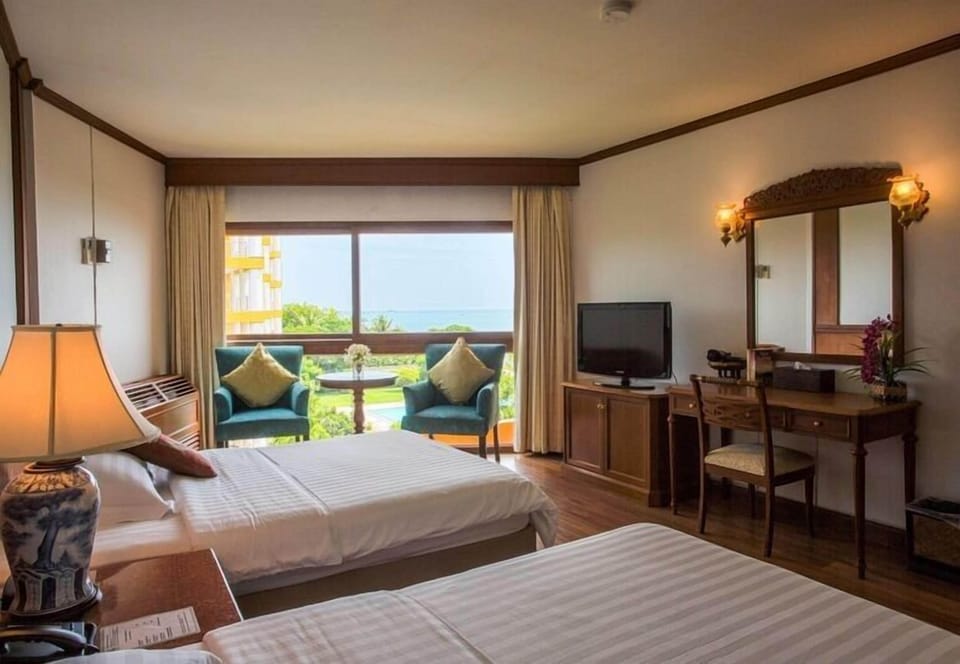 Suite, Sea View | In-room safe, desk, blackout drapes, free WiFi
