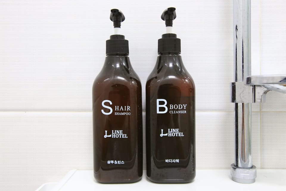 Shower, free toiletries, towels