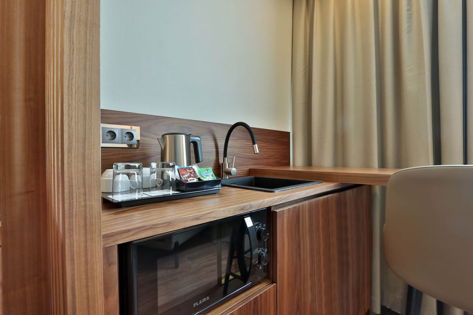 Executive Twin Room | Minibar, in-room safe, blackout drapes, soundproofing