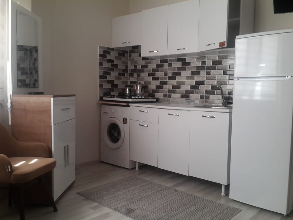 Economy Triple Room, Ensuite | Private kitchen | Fridge, electric kettle, cookware/dishes/utensils
