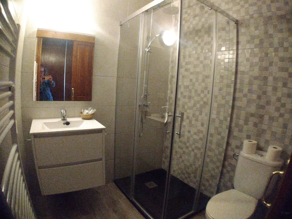 Double Room | Bathroom | Shower, free toiletries, hair dryer, towels