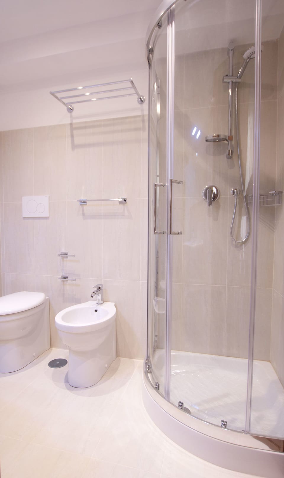 Deluxe Quadruple Room | Bathroom | Shower, free toiletries, bidet, towels