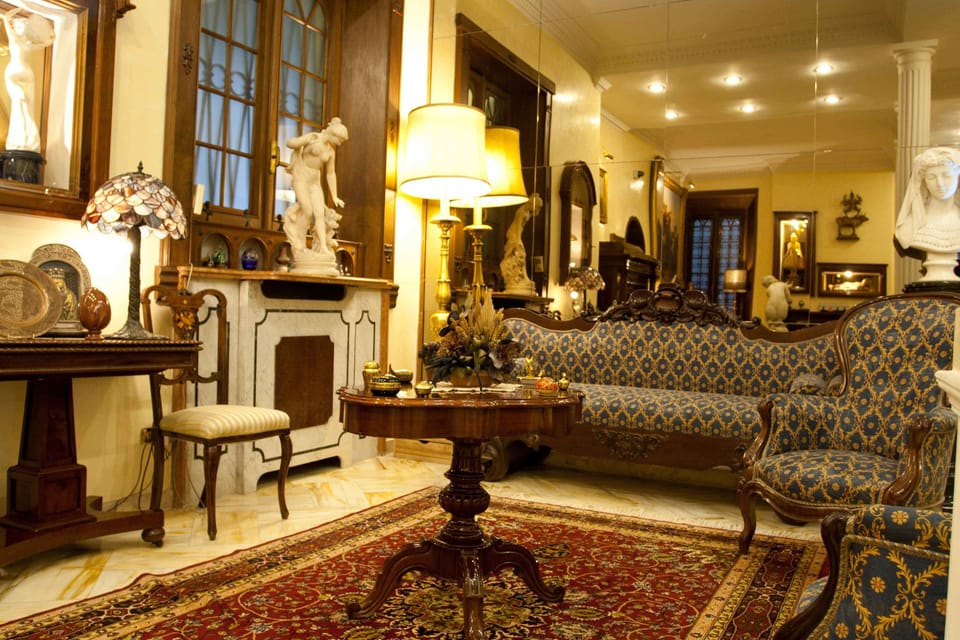 Lobby lounge