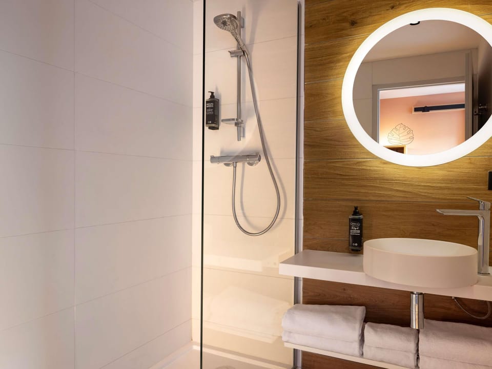 Laptop workspace, blackout drapes, soundproofing, free cribs/infant beds