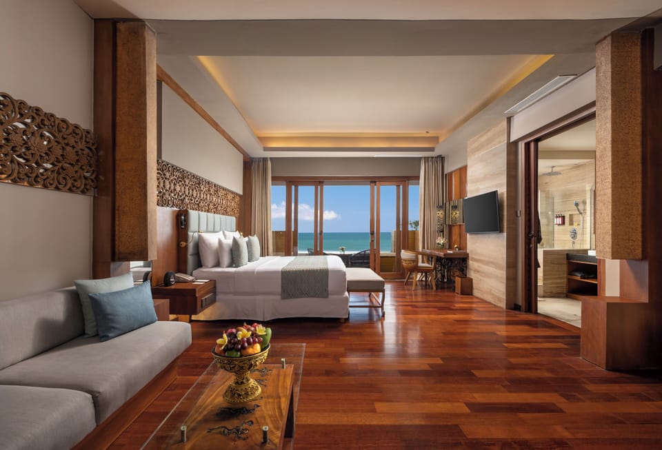 Ocean Suite with Jacuzzi | Pillowtop beds, minibar, in-room safe, desk