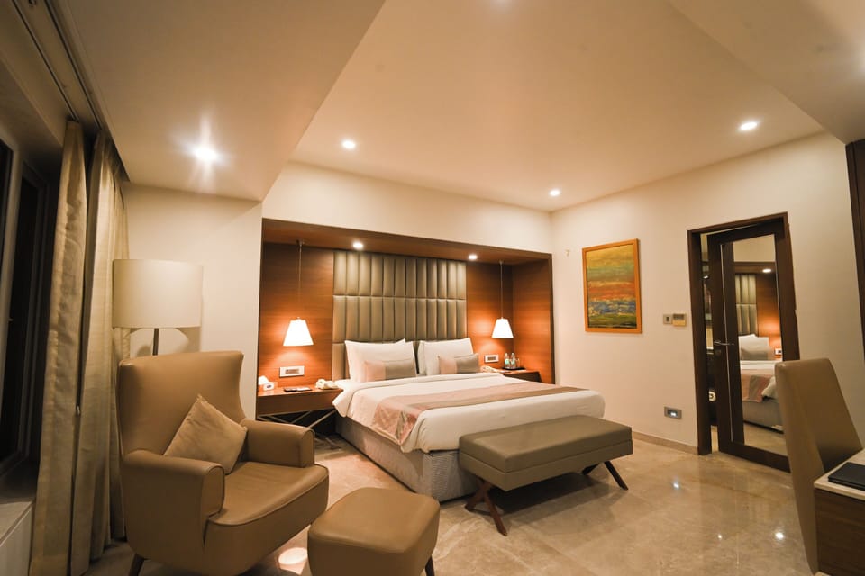 Grand Suite, 1 Double Bed | Minibar, in-room safe, desk, blackout drapes