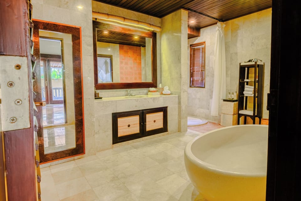 Deluxe Bungalow with Butler Service | Bathroom | Rainfall showerhead, free toiletries, hair dryer, bathrobes