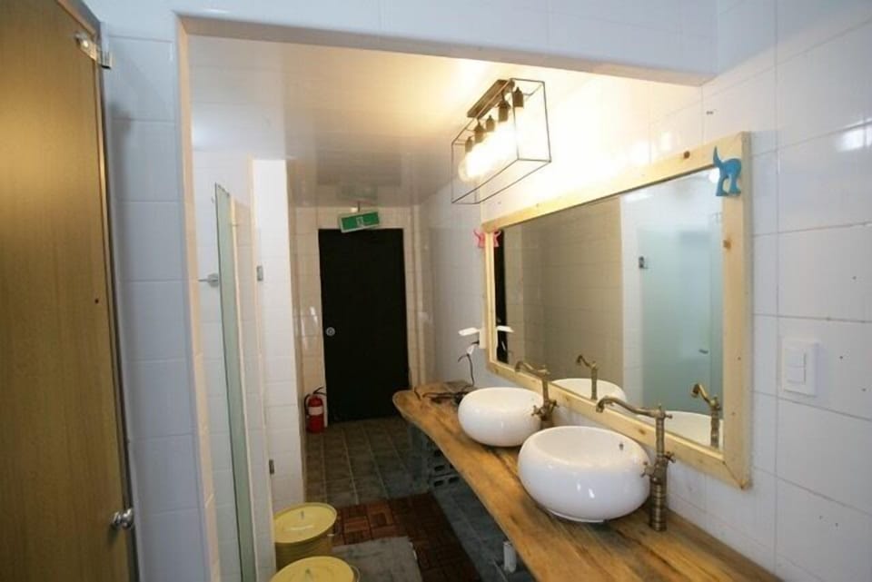 Shower, free toiletries, towels