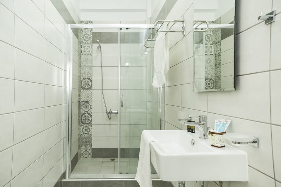 City Double Room, 1 Bedroom, Non Smoking, Mountain View | Bathroom | Shower, free toiletries, hair dryer, towels
