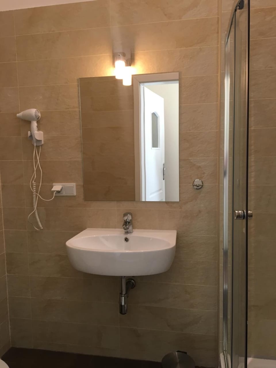Single Room | Bathroom | Shower, free toiletries, hair dryer, towels