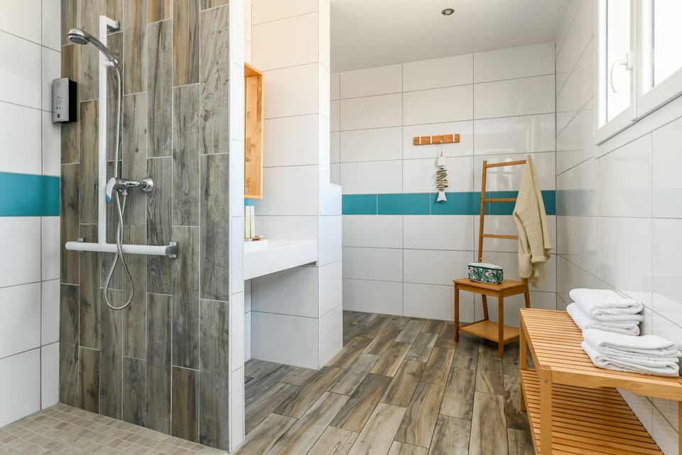 Family Room | Bathroom | Shower, towels
