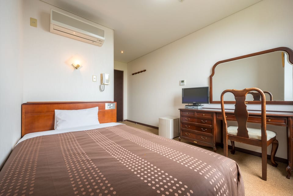 WiFi (free), bed sheets
