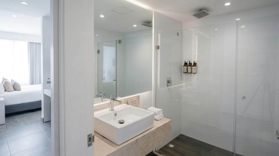 Standard Room | Bathroom | Shower, rainfall showerhead, free toiletries, hair dryer