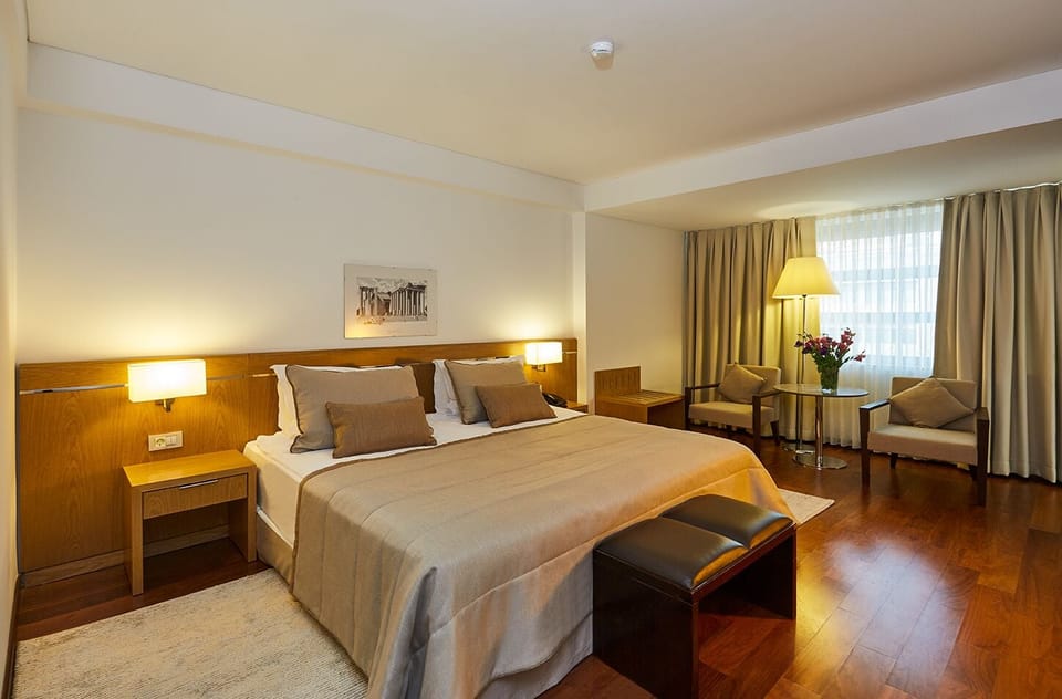 Suite | Minibar, in-room safe, desk, iron/ironing board