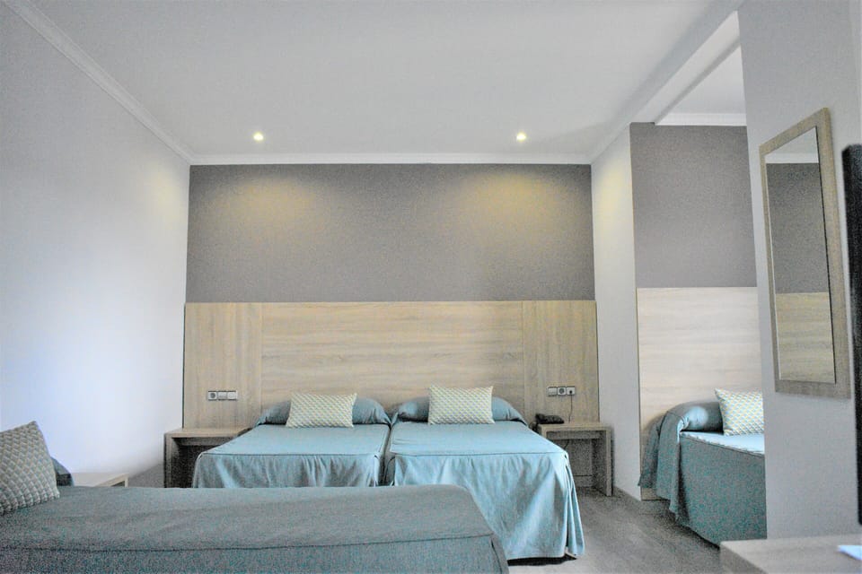 Double Room with 2 extra beds | In-room safe, soundproofing, free WiFi, bed sheets