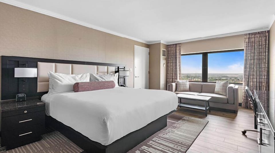 Premier City King Room | In-room safe, desk, blackout drapes, iron/ironing board