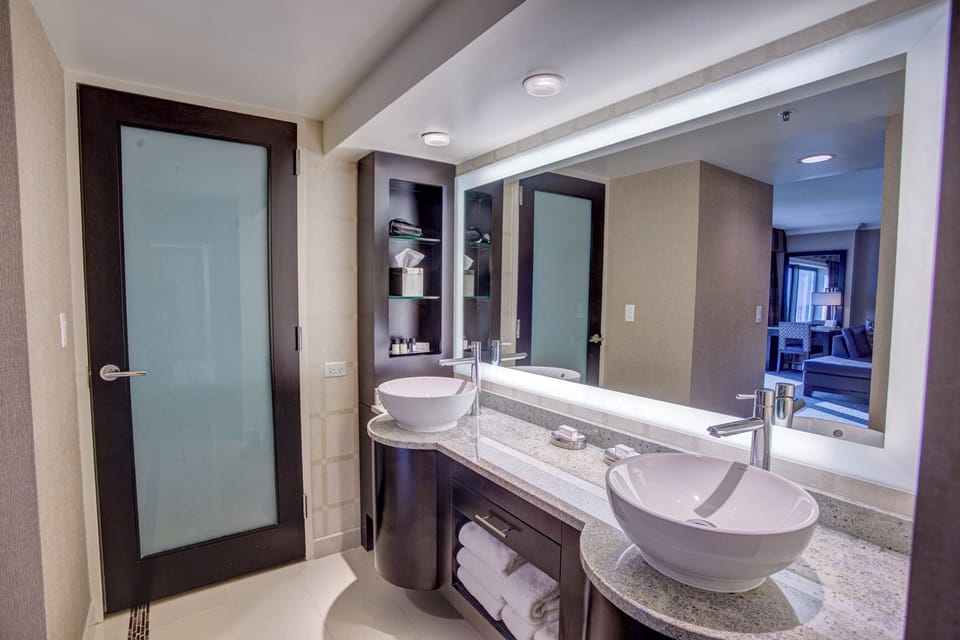 Junior Suite | Bathroom | Free toiletries, hair dryer, towels, soap