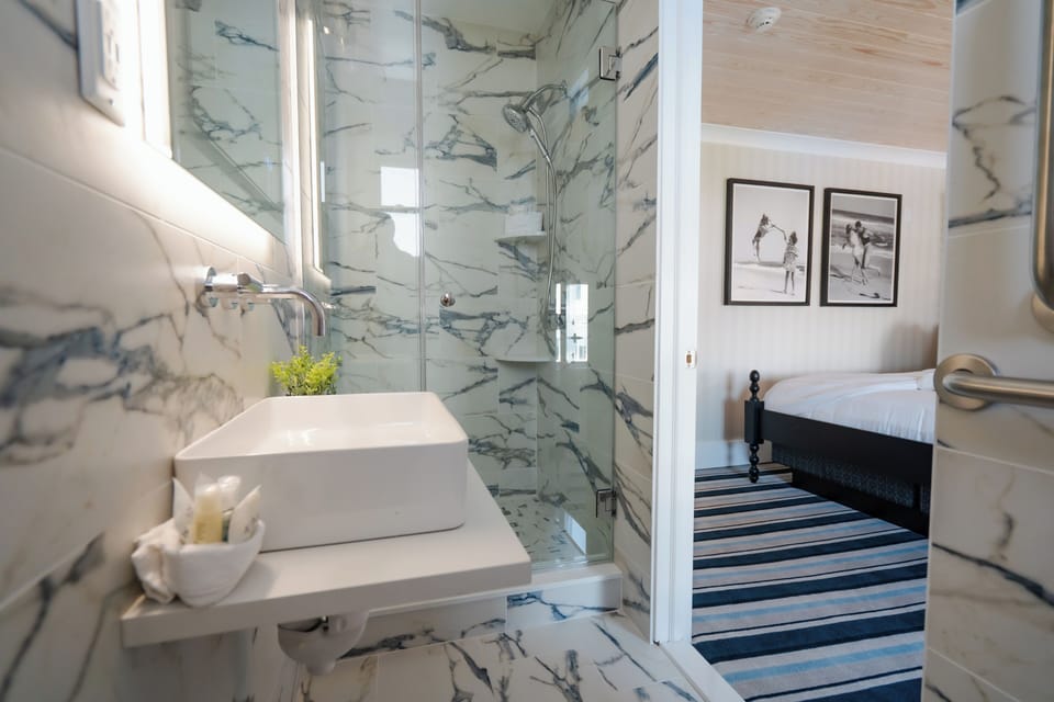 Deluxe Room, 1 King Bed, Private Bathroom, Ocean View (04) King with Private Bath) | Iron/ironing board, WiFi