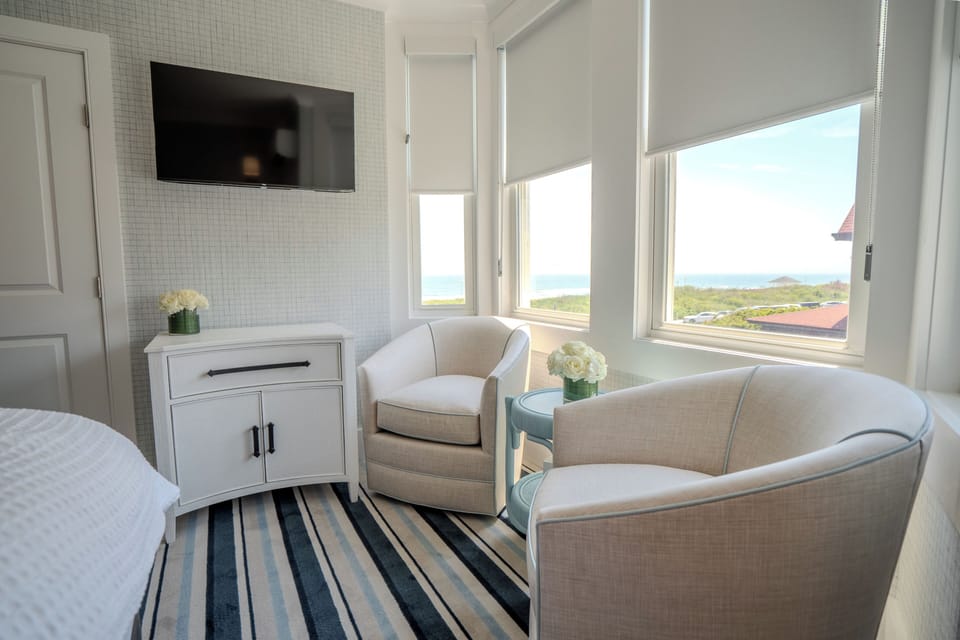 Deluxe Room, 1 King Bed, Private Bathroom, Ocean View (04) King with Private Bath) | Iron/ironing board, WiFi
