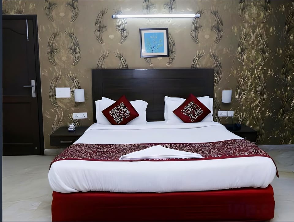 Premium bedding, minibar, desk, laptop workspace