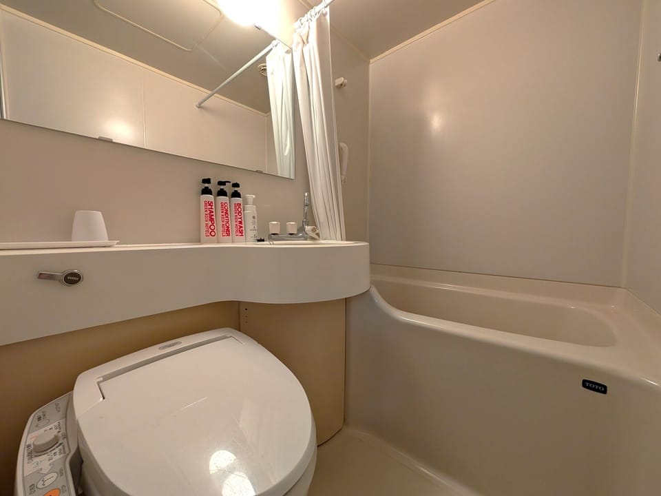 Combined shower/tub, deep soaking tub, free toiletries, hair dryer
