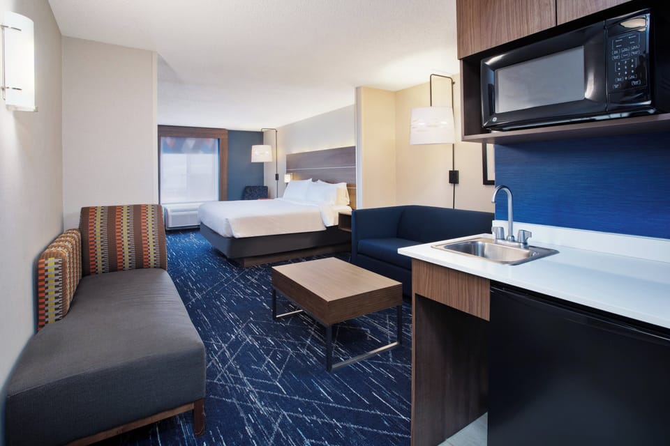 Suite, 1 King Bed | In-room safe, desk, blackout drapes, soundproofing