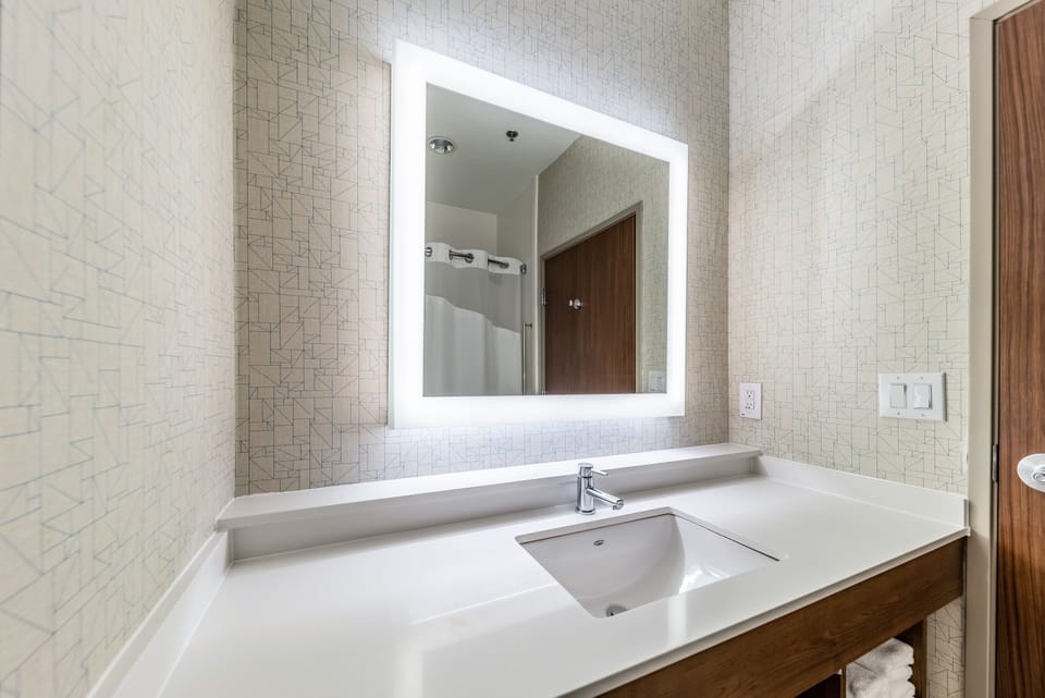 Combined shower/tub, designer toiletries, hair dryer, towels