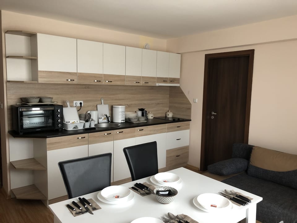 Exclusive Apartment, 1 Bedroom, Partial Sea View | In-room dining