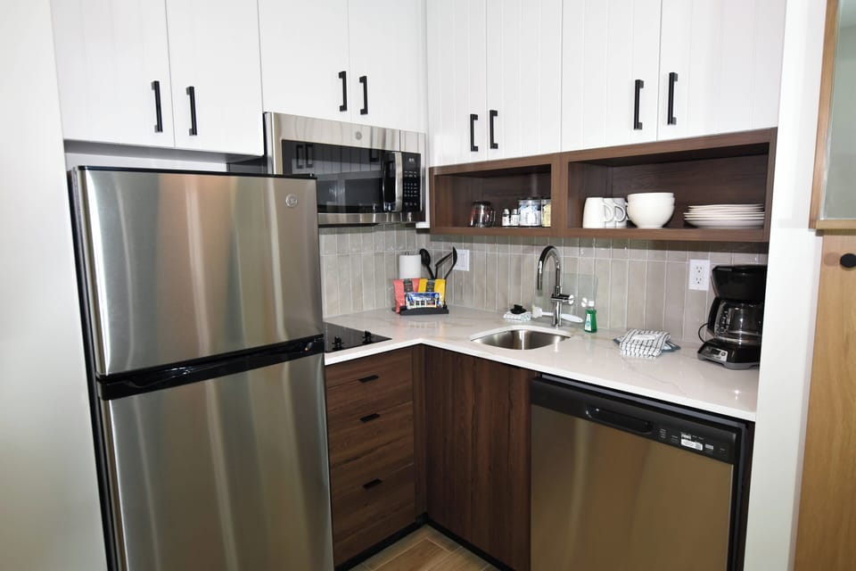 Studio Suite, 1 King Bed, Kitchen | Room amenity