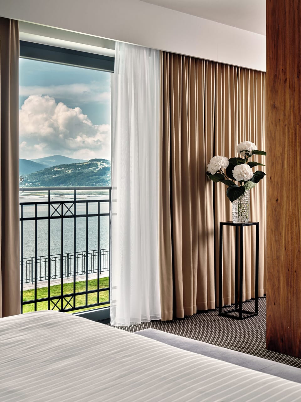 Apartment, 1 Bedroom, Lake View (free spa access) | Bathroom | Designer toiletries, hair dryer, bathrobes, slippers