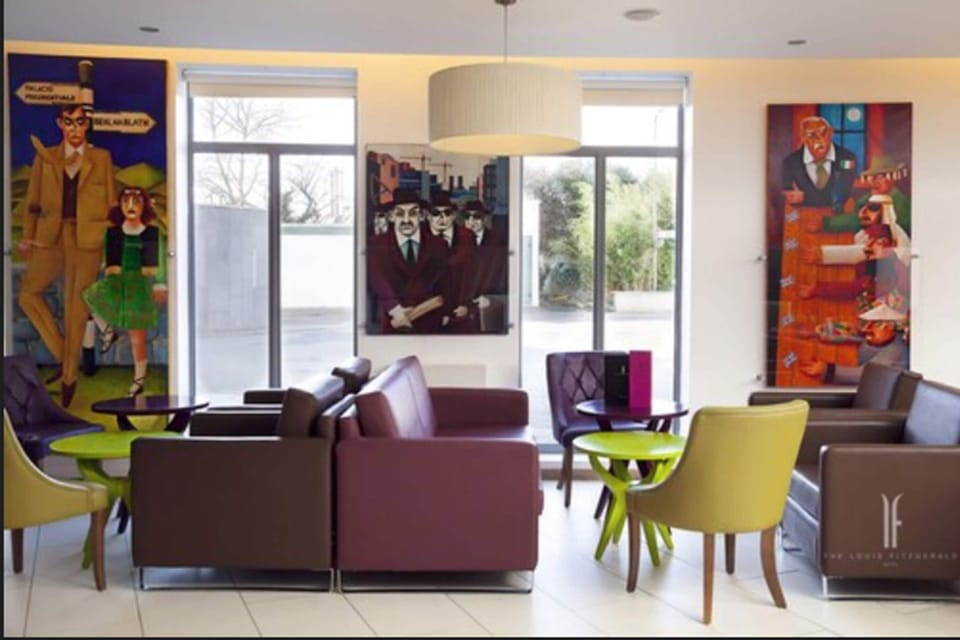 Lobby lounge