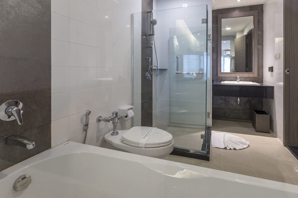 Studio | Bathroom | Free toiletries, hair dryer, bidet, towels