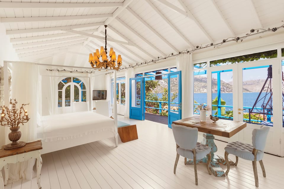 Splendid Haus (Yasemin) | Frette Italian sheets, premium bedding, Select Comfort beds, minibar