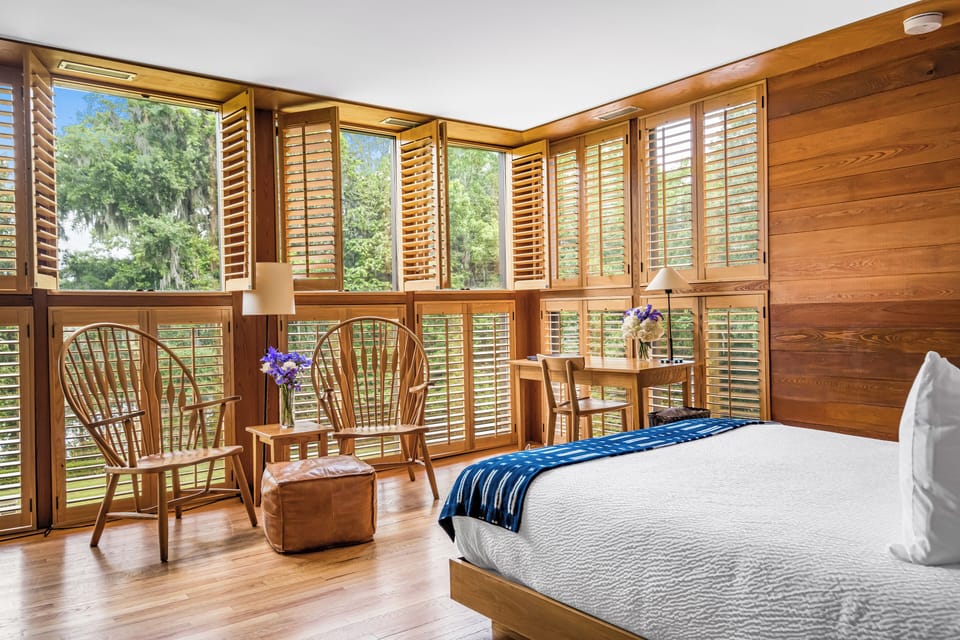 Room, 1 Queen Bed | In-room safe, individually decorated, individually furnished, desk