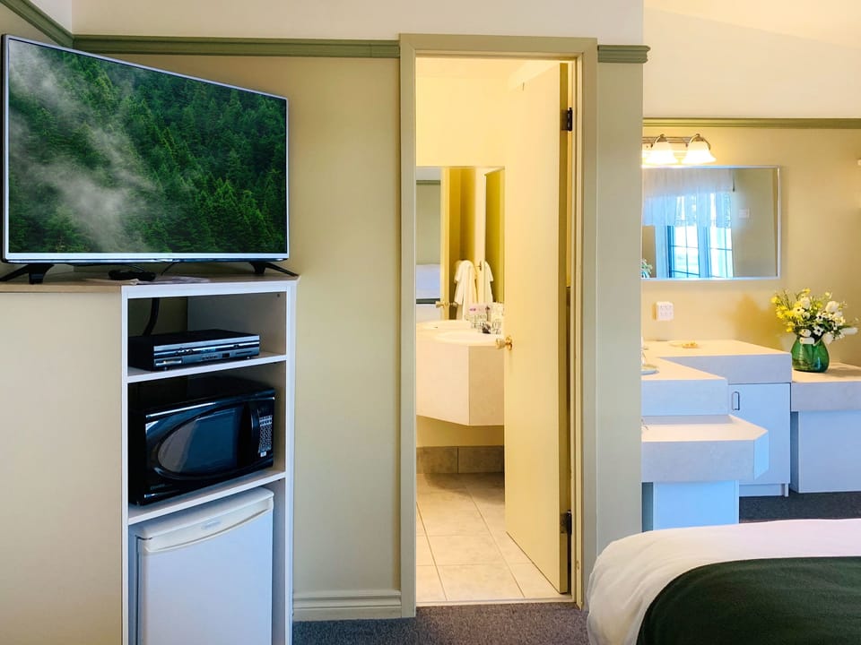 Standard Room, 1 Queen Bed | Desk, soundproofing, iron/ironing board, free WiFi