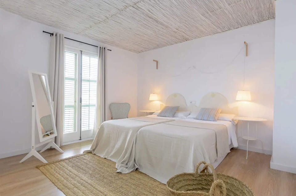 Blackout drapes, cribs (surcharge), WiFi (free), bed sheets