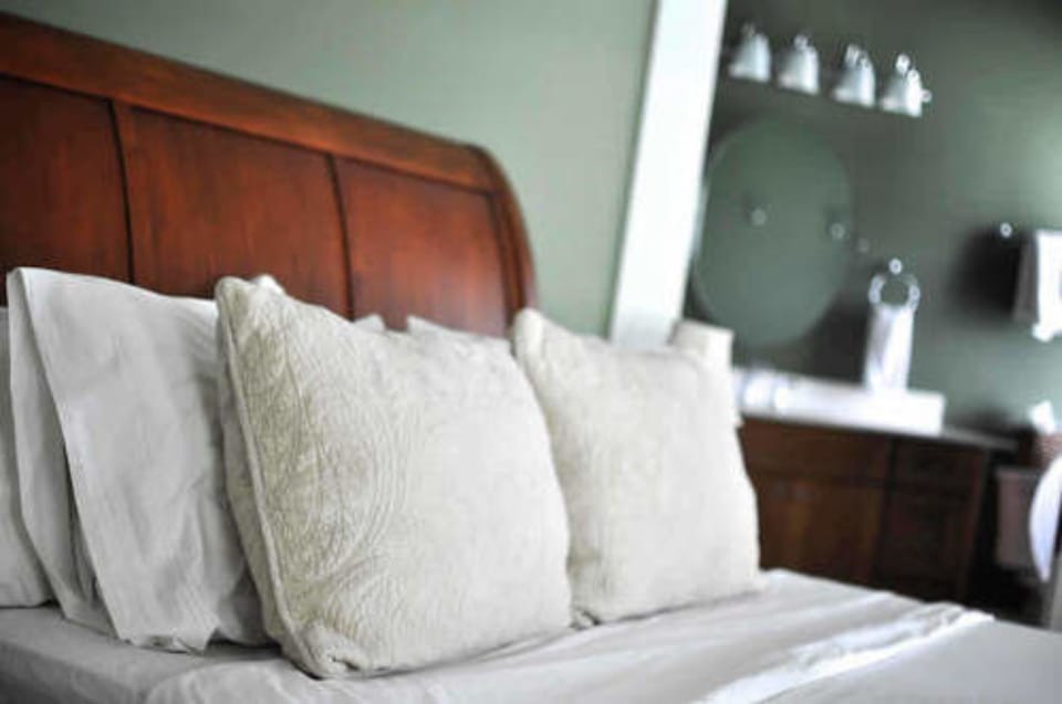 Room, Private Bathroom (Queen Bed) | Individually decorated, individually furnished, desk, free WiFi