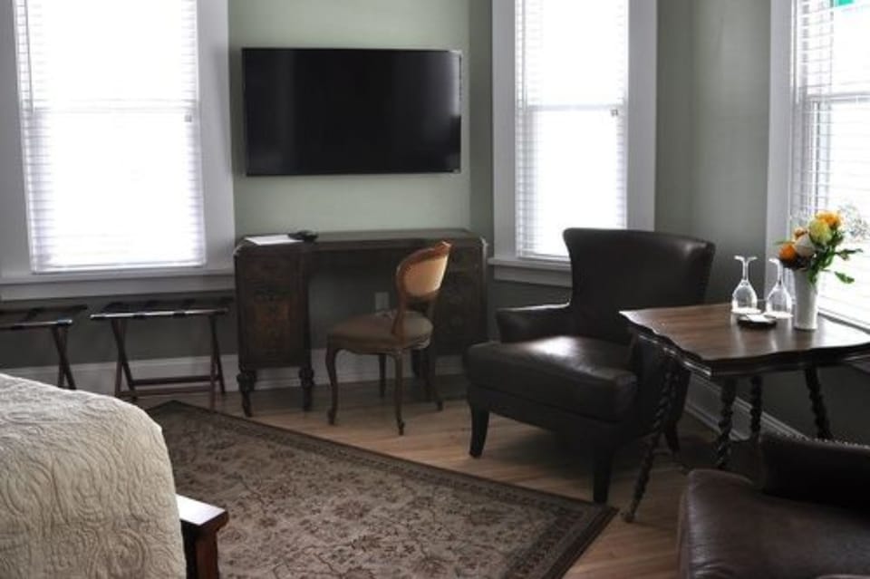 Room, Private Bathroom (Queen Bed) | Individually decorated, individually furnished, desk, free WiFi