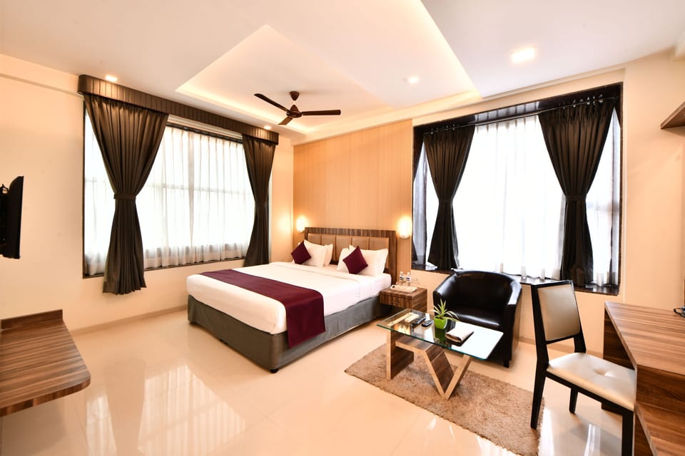 Deluxe Double Room | Desk, laptop workspace, soundproofing, iron/ironing board