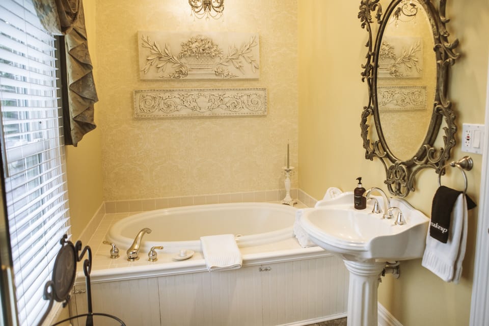 Room, Private Bathroom (Wingate Room) | Bathroom | Designer toiletries, hair dryer, bathrobes, towels