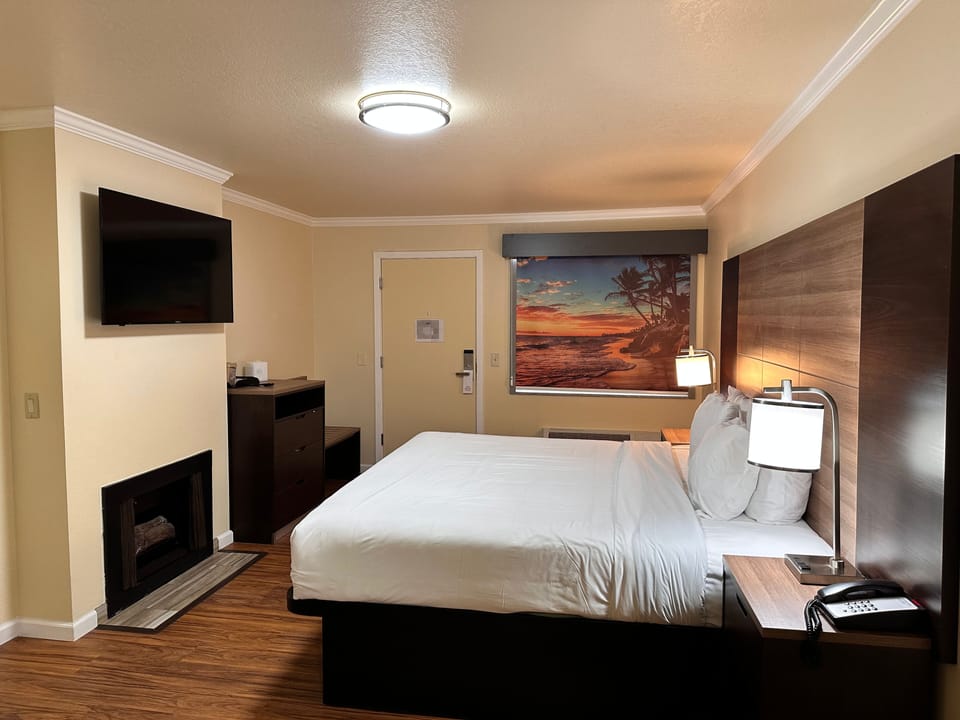 Standard Room, 1 King Bed | Iron/ironing board, free WiFi, bed sheets