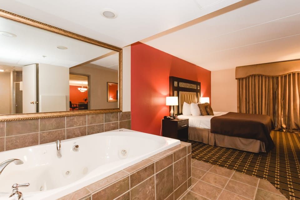 1 King Bed Business Suite | Bathroom | Combined shower/tub, free toiletries, hair dryer, towels