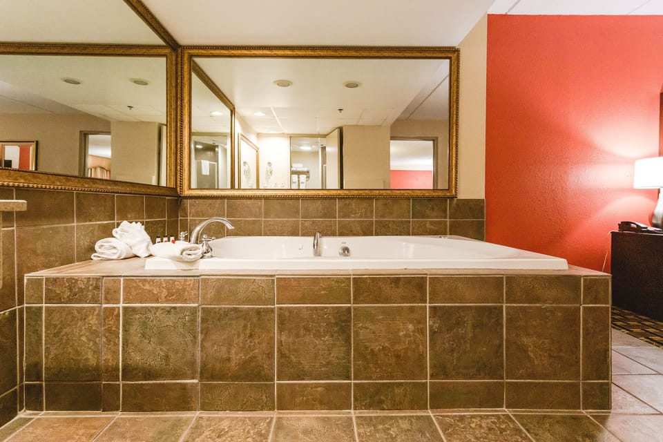 1 King Bed Business Suite | Private spa tub