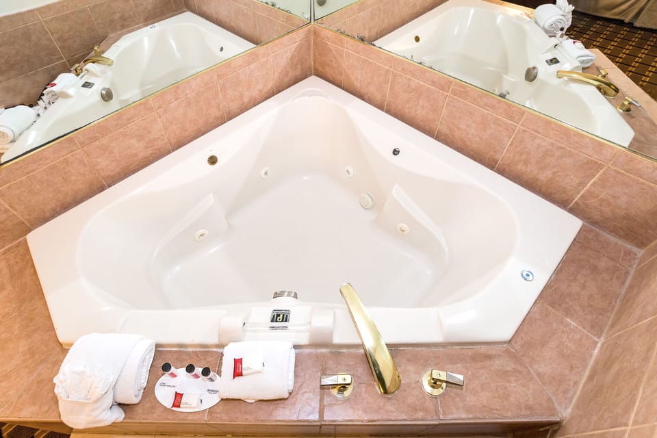 1 King 1 Sofa Beds Hot Tub Suite | Bathroom | Combined shower/tub, free toiletries, hair dryer, towels