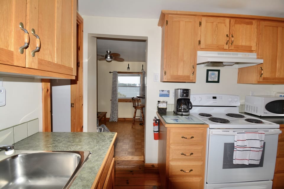 Cottage, Ensuite (One bedroom cottage) | Private kitchen | Fridge, microwave, coffee/tea maker, blender